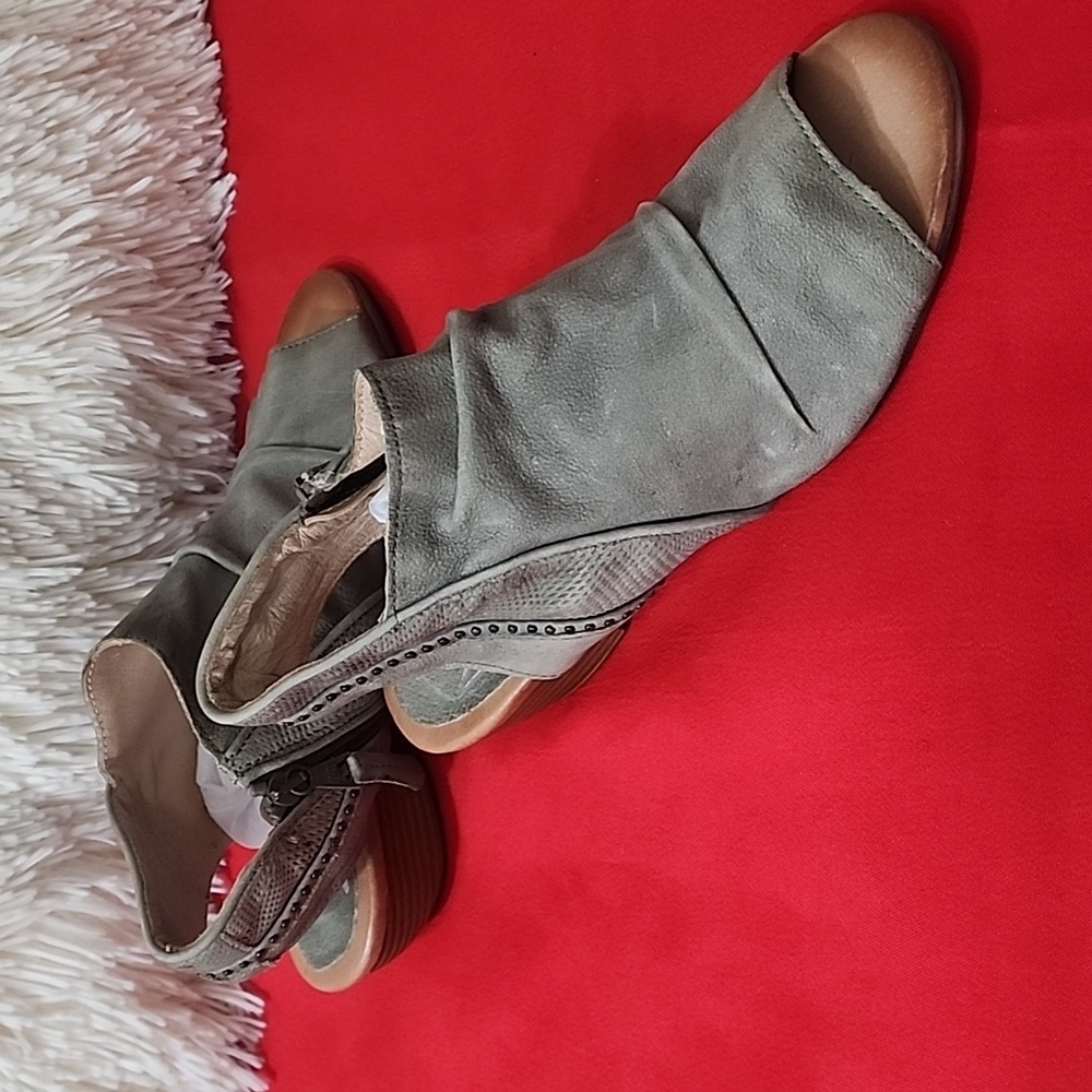 Miz Mooz Cailey Stylish Olive Green Women's Peep-Toe Shoes - Picture 3 of 12